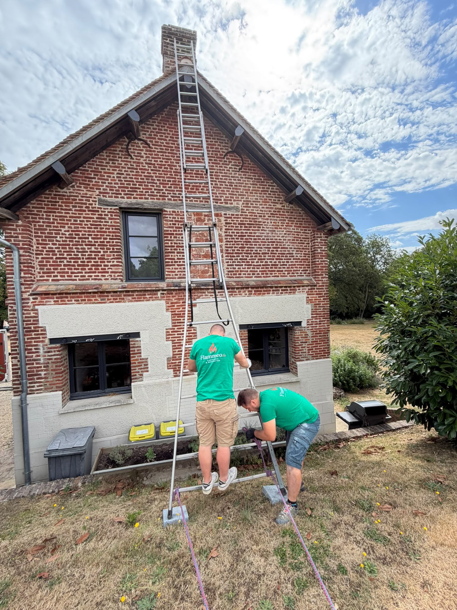 Techniciens FlaMMeo préparant un ramonage par la toiture